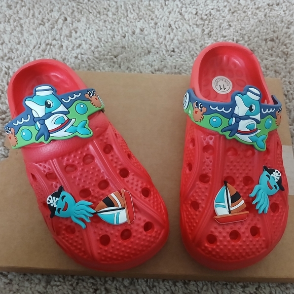 Source Unknown Red Sandals with Perforated Design - Picture 2 of 6